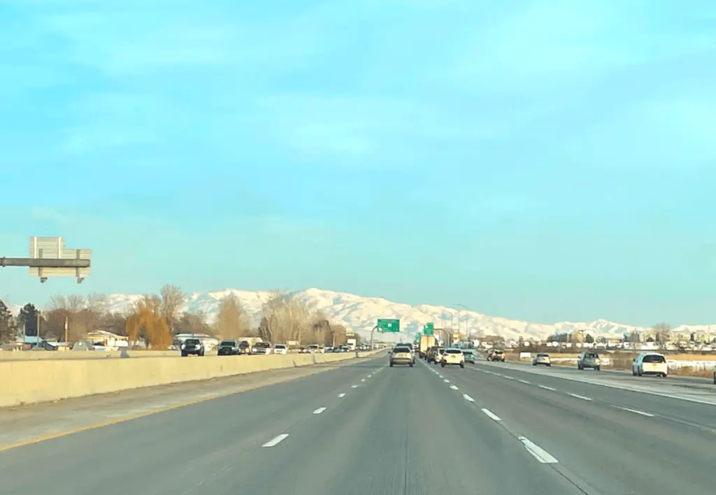 Clean Boise freeway in the winter time with a beautiful mountain backdrop.